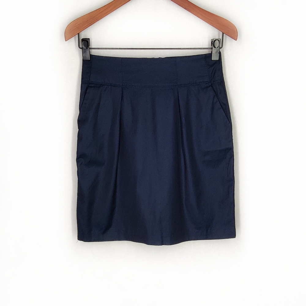 Banana republic midi skirt, size 2, navy blue with pockets.